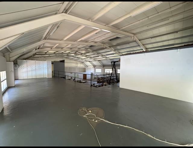 1,000M² WAREHOUSE FOR SALE IN RAND LEASE